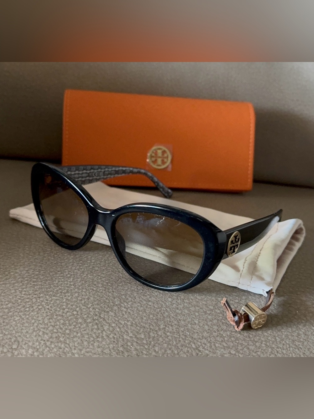 1 Day SALE❣️ NWOT Brand New Tory Burch Sunglasses With Gold Logo Accents